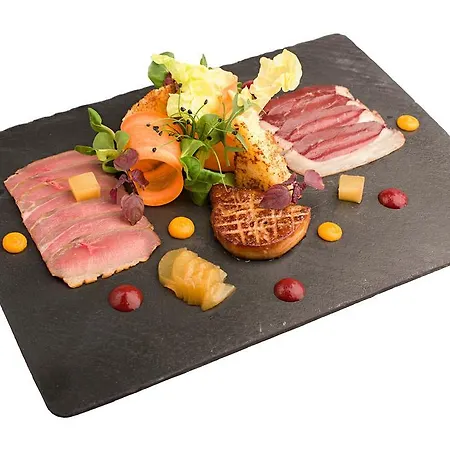 Restaurant & Design Noem Arch 4* برنو