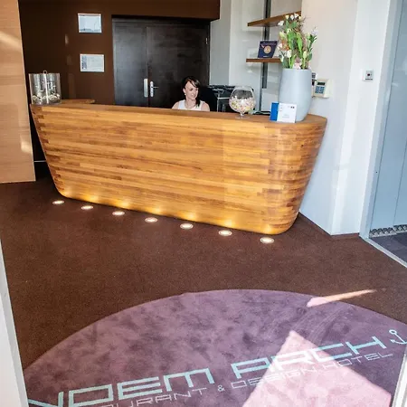 Restaurant & Design Noem Arch فندق