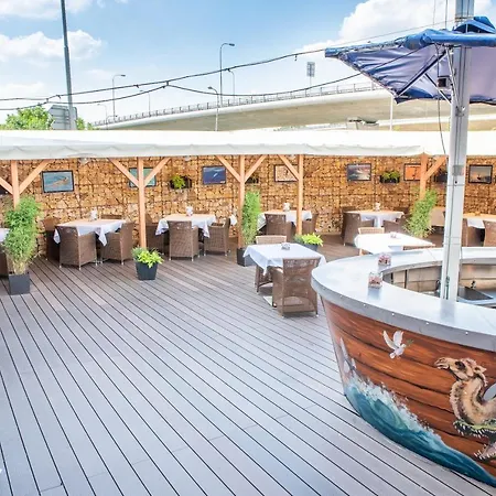 Restaurant & Design Noem Arch فندق